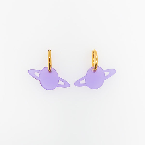Planet Creolen Ohrringe mit satiniertem violetten Acrylglas-Anhänger und vergoldeten Edelstahl-Creolen – leichter, verspielter handmade Schmuck von sweeps aus Österreich.