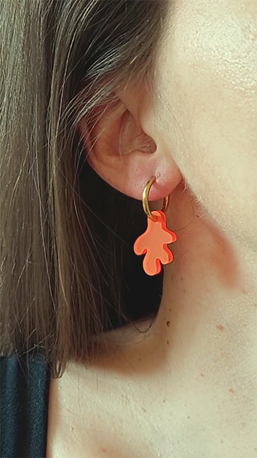 kurzes-video-im-reel-style-nahaufnahme-creole-mit-neon-korallen-ohrring-anhänger-sweeps