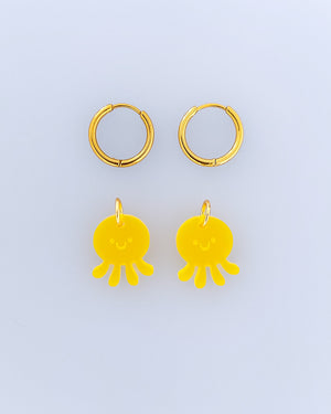Creolen mit zwei süßen gelben Quallen Anhängern -Charms aus Acrylglas und vergoldeten Edelstahl-Creolen.