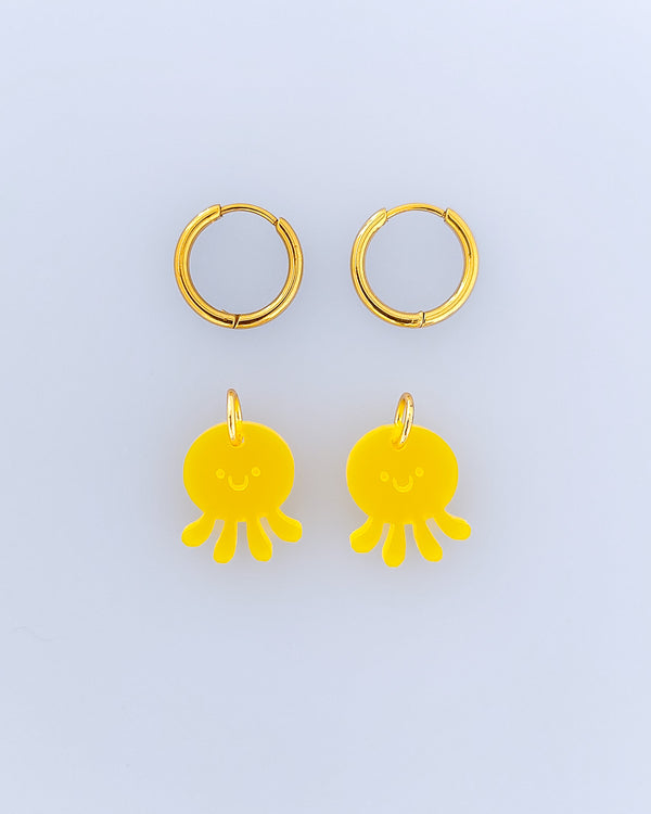 Creolen mit zwei süßen gelben Quallen Anhängern -Charms aus Acrylglas und vergoldeten Edelstahl-Creolen.