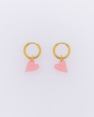 Mini Herz Creolen Ohrringe aus Edelstahl mit Acrylglas Anhänger in Rosa. Leichte Ohrringe aus Wien von sweeps.