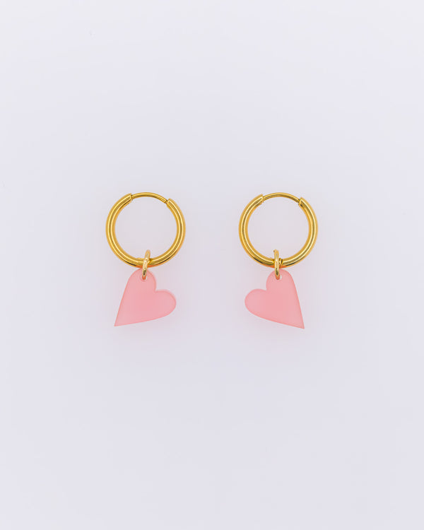 Mini Herz Creolen Ohrringe aus Edelstahl mit Acrylglas Anhänger in Rosa. Leichte Ohrringe aus Wien von sweeps.