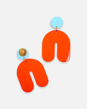Auffällige Bogen Ohrstecker in neon orange und hellblau.