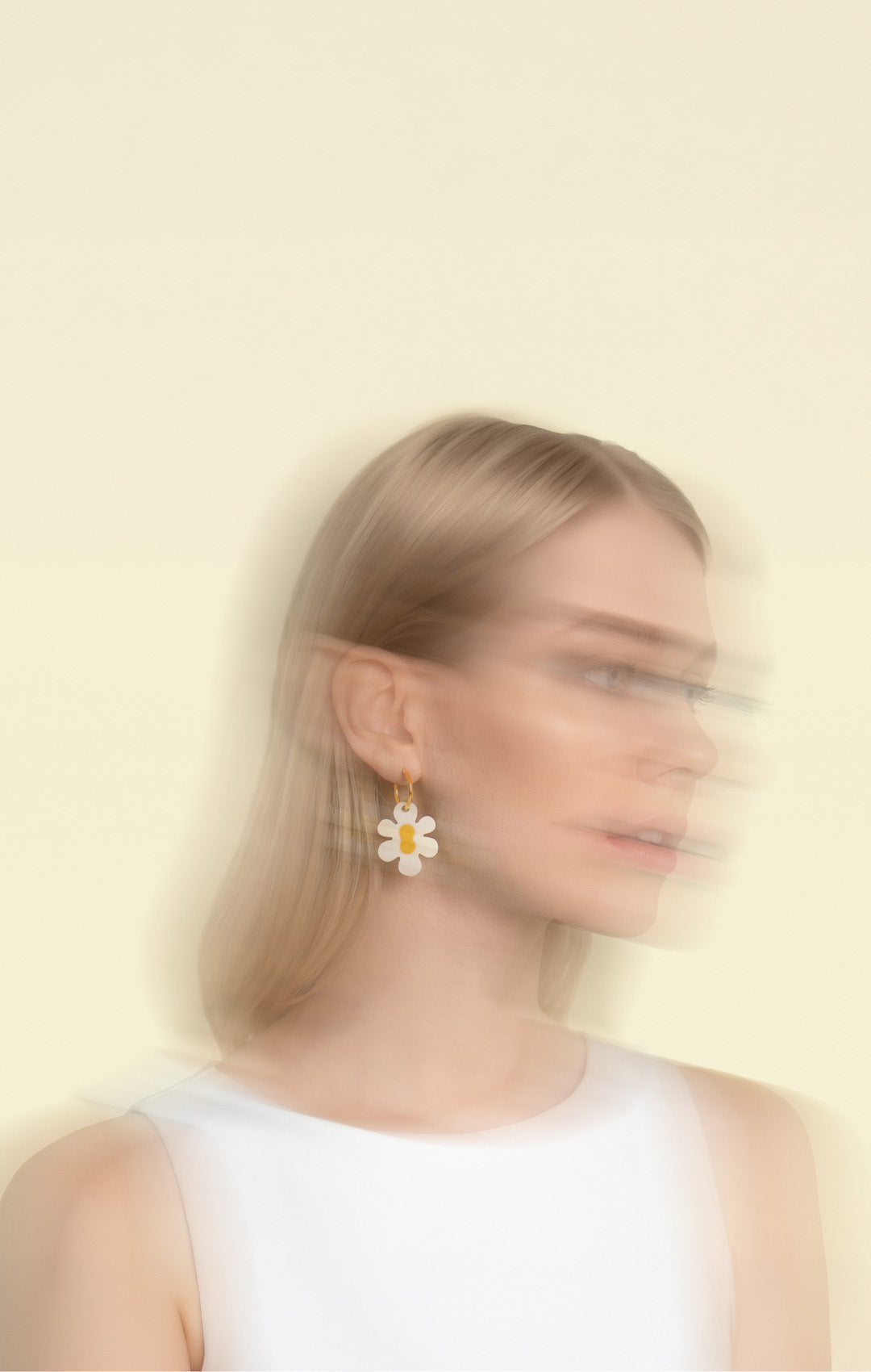 Frau trägt goldenen Creolen mit großem Daisy-Blumen-Anhänger aus Acrylglas vom sweeps