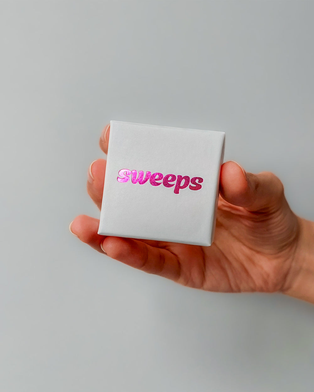 sweeps Schmuck-Geschenkschachtel in Weiß mit pinkem Logo. Perfekt für Ohrringe & kleine Schmuckstücke.