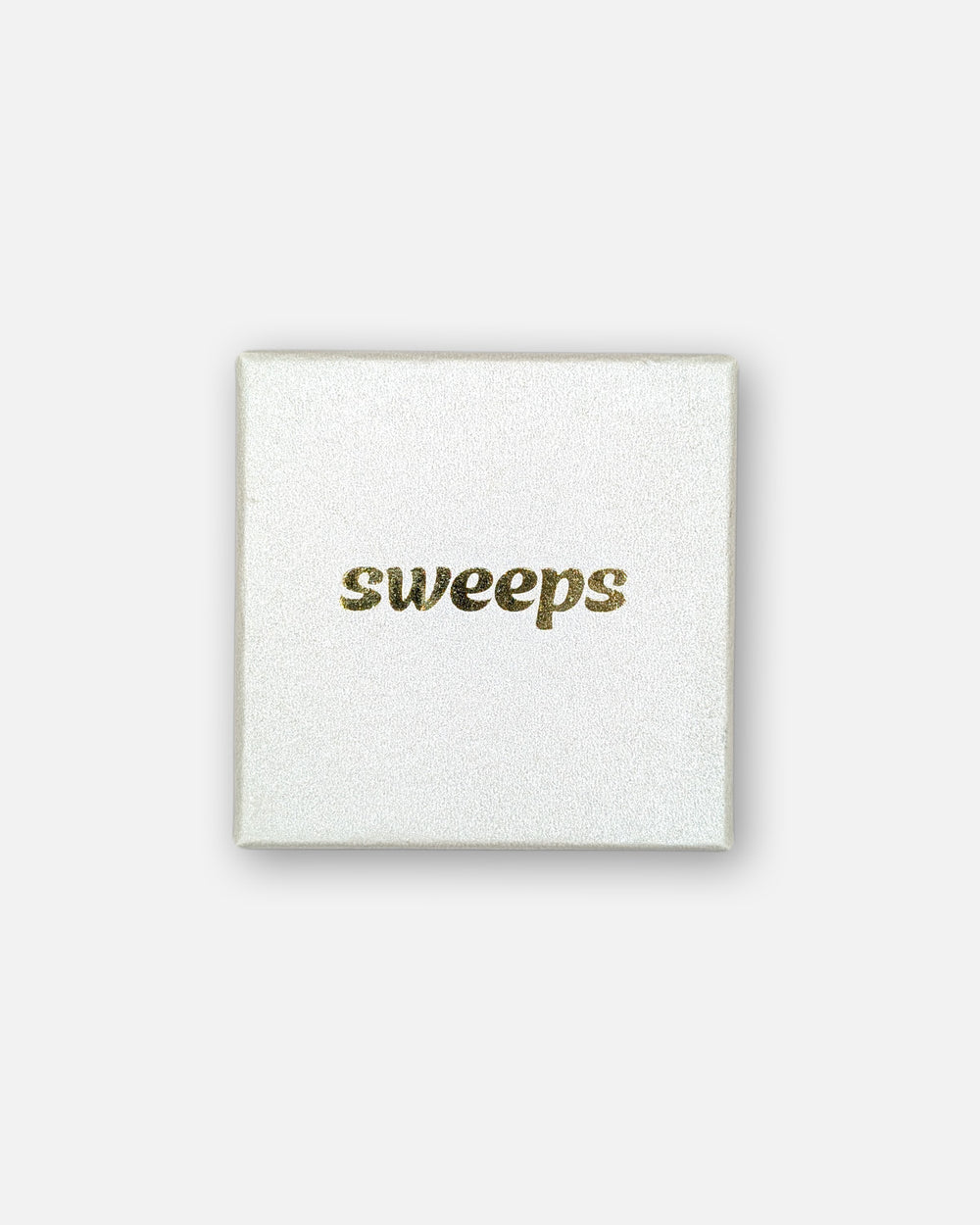 sweeps Schmuck-Geschenkschachtel in Weiß mit pinkem Logo. Perfekt für Ohrringe & kleine Schmuckstücke.