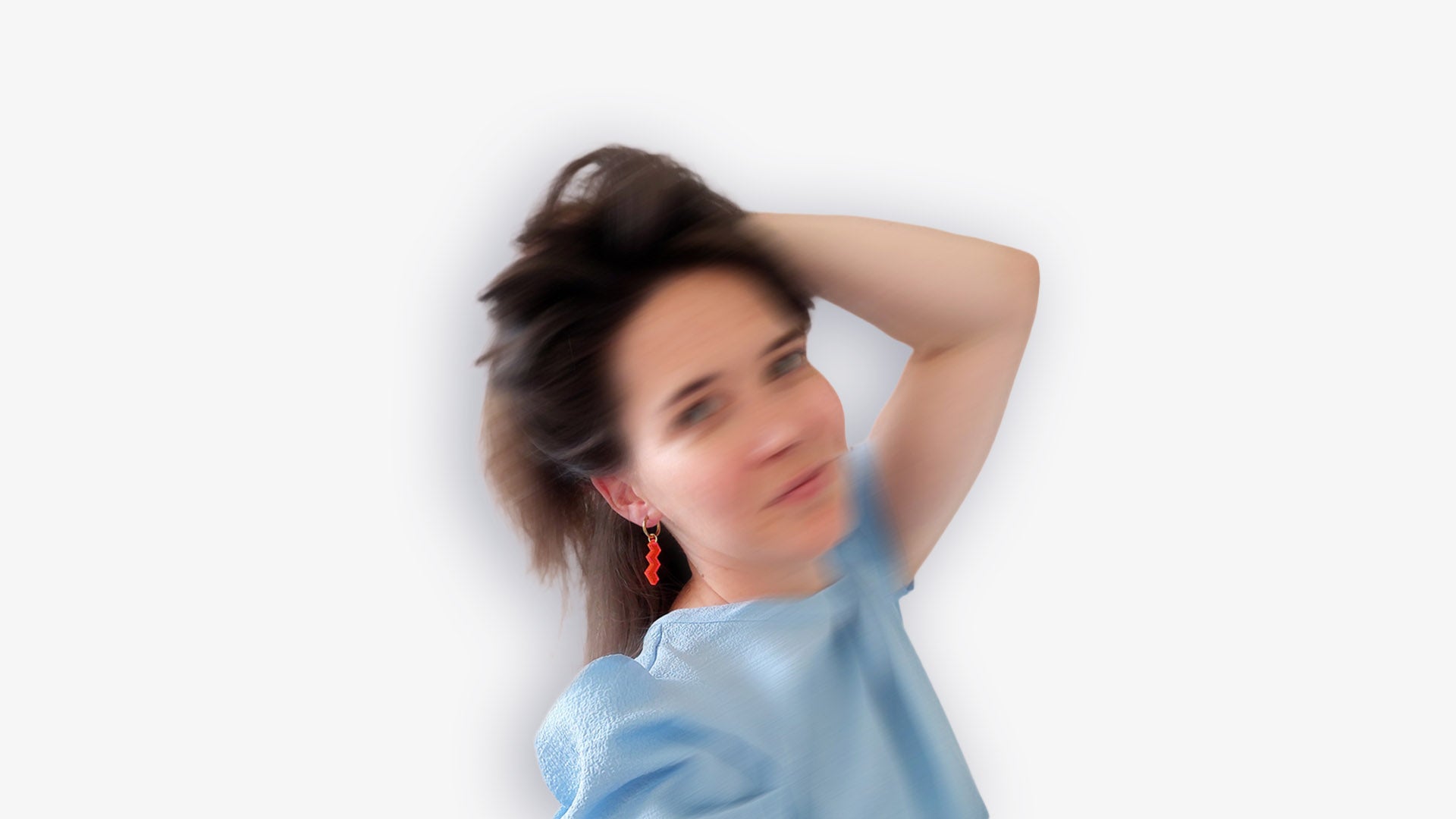 Frau mit neon-orangen Ohrringen aus Acryl und Edelstahl von sweeps