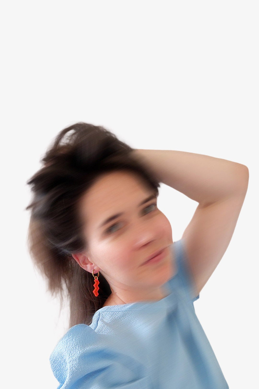 Model mit auffälligen neon-orangen Ohrringen aus Acryl von sweeps