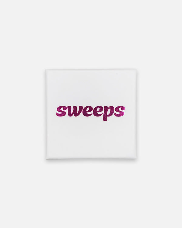 sweeps Schmuck-Geschenkschachtel in Weiß mit pinkem Logo. Perfekt für Ohrringe & kleine Schmuckstücke.
