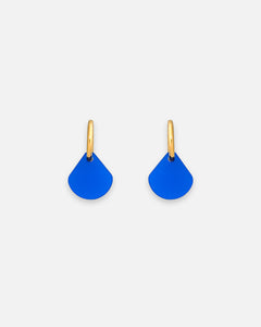 Dunkelblaue Tropfen Ohrringe aus leichtem Acrylglas mit goldenen Edelstahl Creolen von sweeps